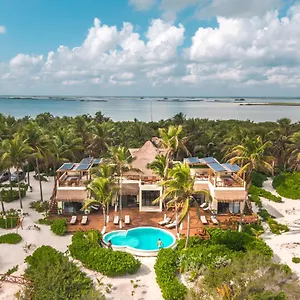 Beachfront Playaaekun Villa